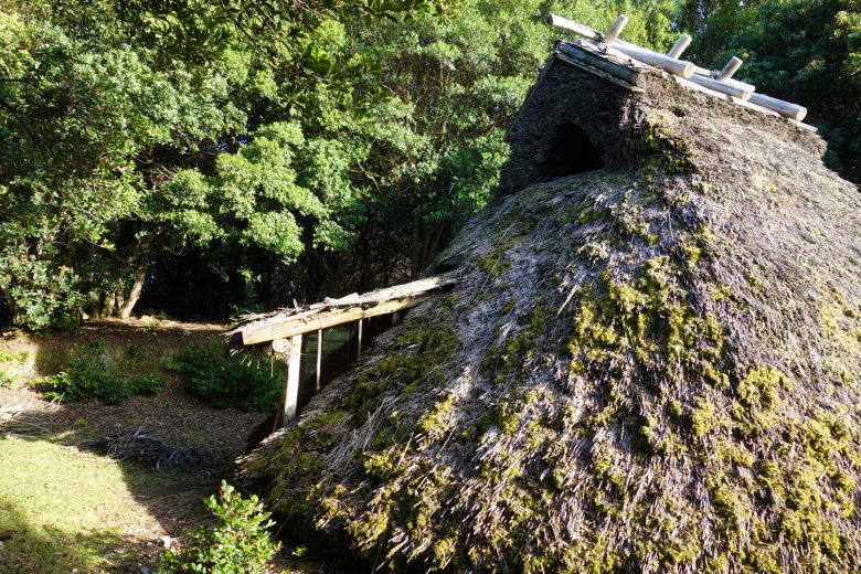 竪穴式住居で寝泊り
